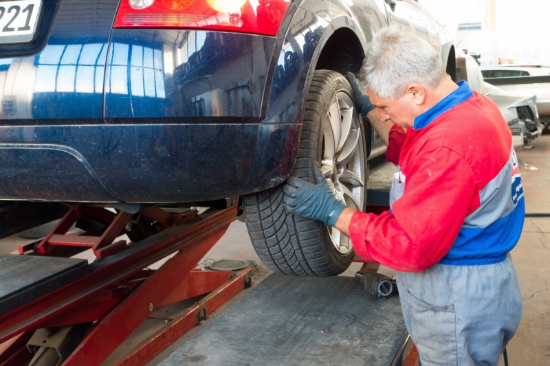 vitrine-VALDEROURE-min_auto_repair_repair_lift_auto_mechanic_work_clothes_master_professional_man_of_the_fold-685629