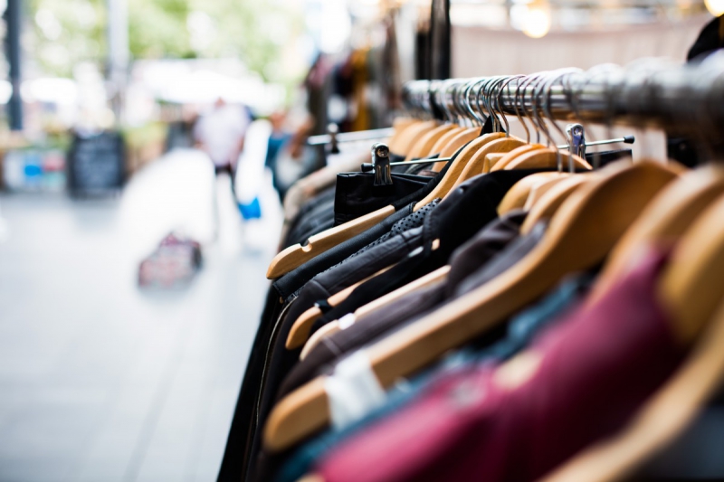 vitrine-VALDEROURE-min_blur_close_up_focus_hanger_jacket_market_people_rack-1176303